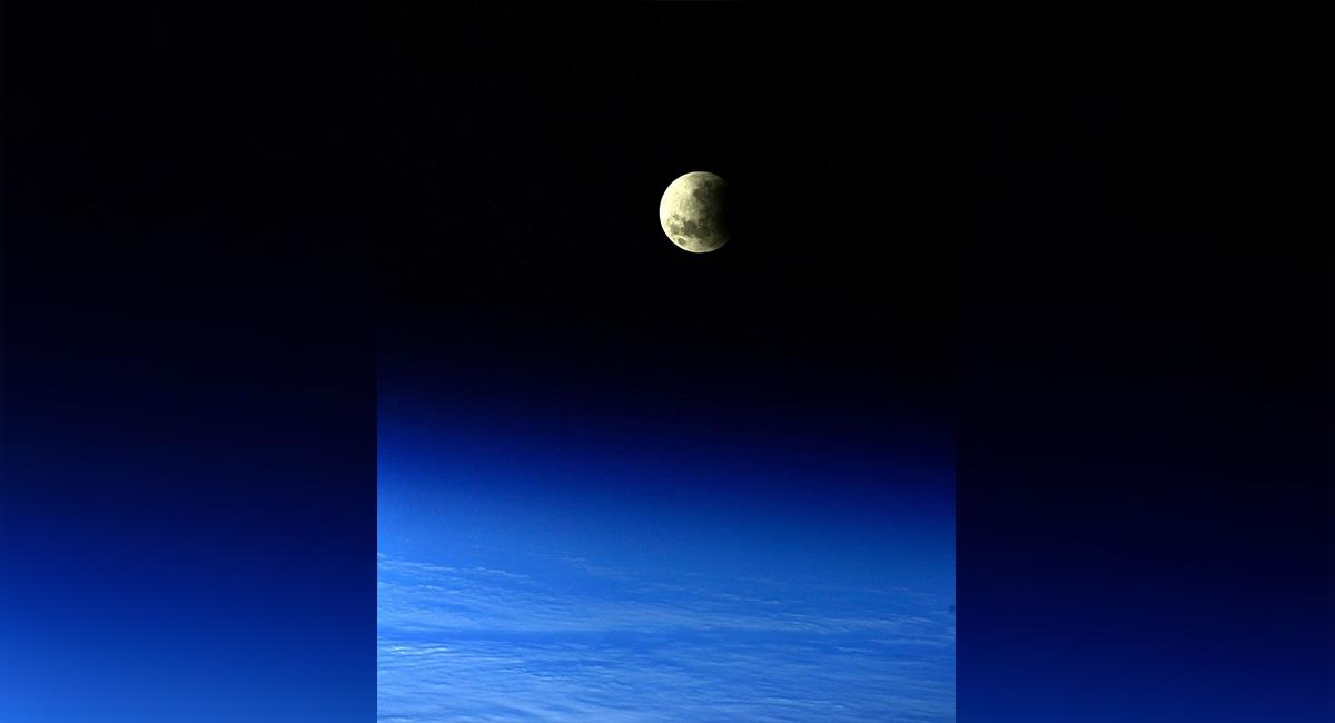 Así se vio el eclipse lunar más largo del siglo desde la Estación Espacial. Foto: Instagram @petr.v.dubrov