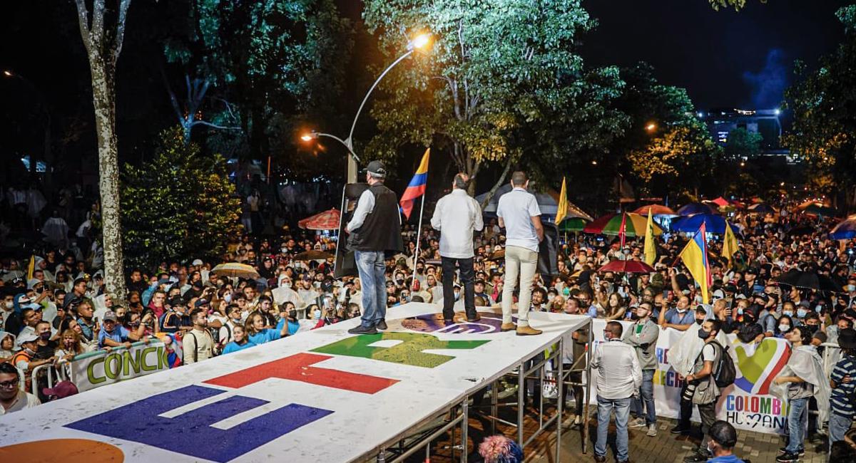 Gustavo Petro participó de una congregación en la que recibió el apoyo multitudinario de un sector de Medellín. Foto: Twitter @reexistiendo