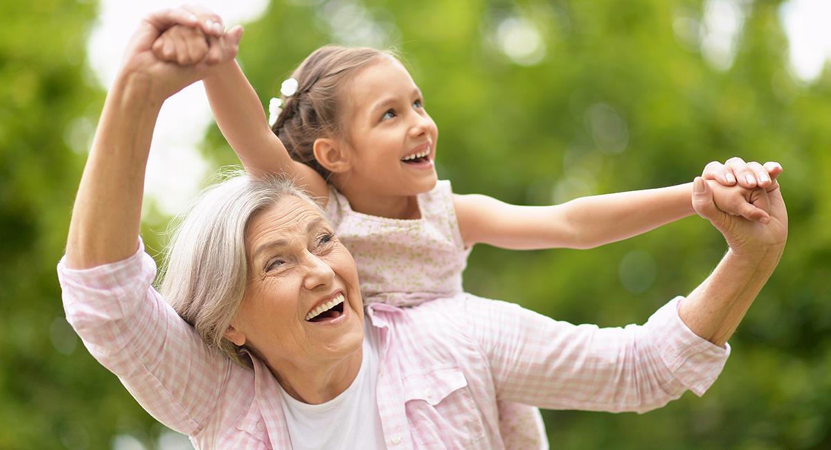 Amor puro: esto es lo que pasa en el cerebro de las abuelas al ver a sus nietos. Foto: Shutterstock