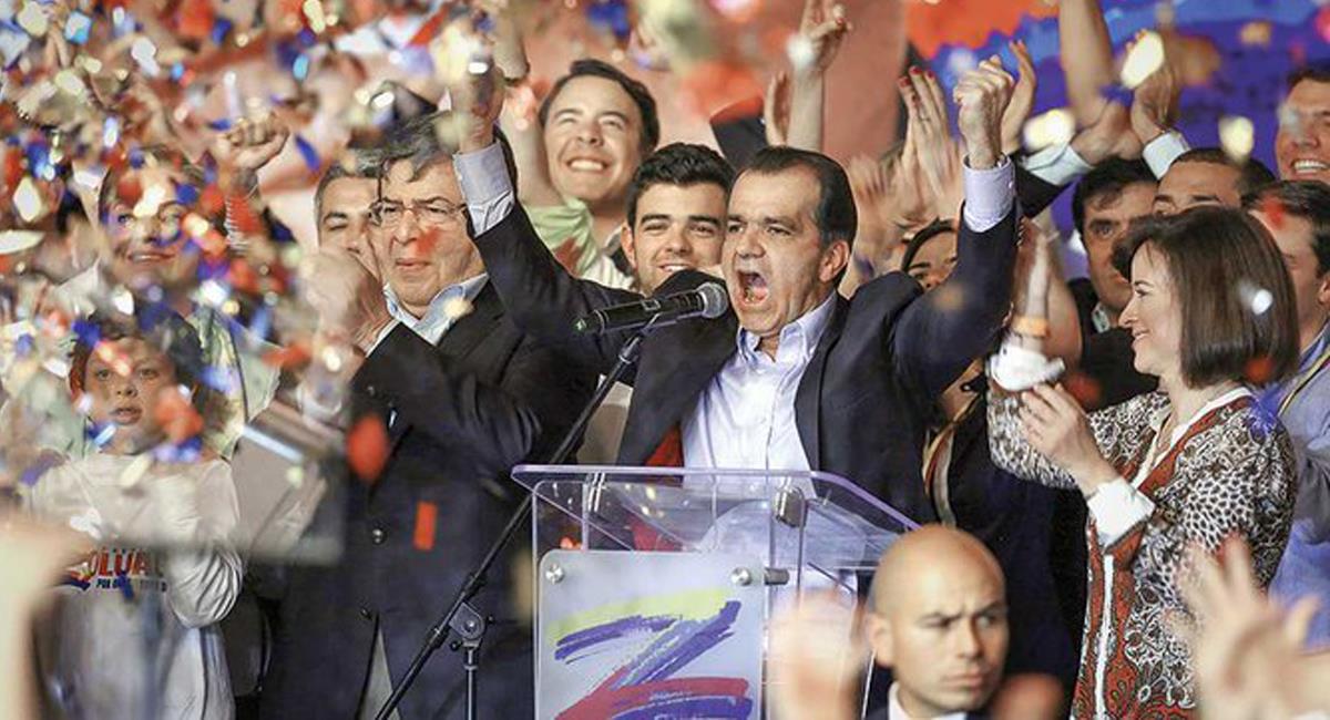 Óscar Iván Zuluaga en épocas de candidato presidencial en 2014 cuando fue derrotado por Juan Manuel Santos. Foto: Twitter @VickyDavilaH
