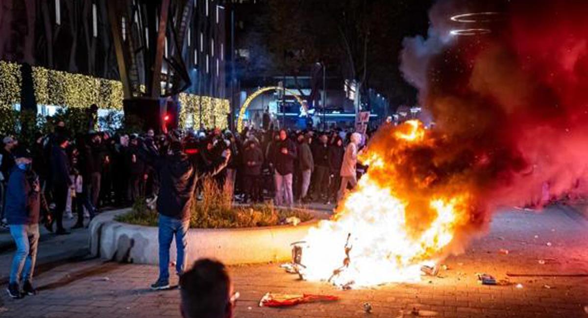 Rotterdam en Países Bajos experimentó violentas manifestaciones por rechazo a medidas de la pandemia. Foto: Twitter @EnigmAnonimo