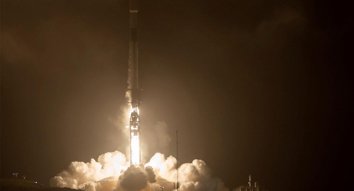 Este es el momento en el que el SpaceX Falcon 9 parte a desviar un asteroide. Foto: EFE