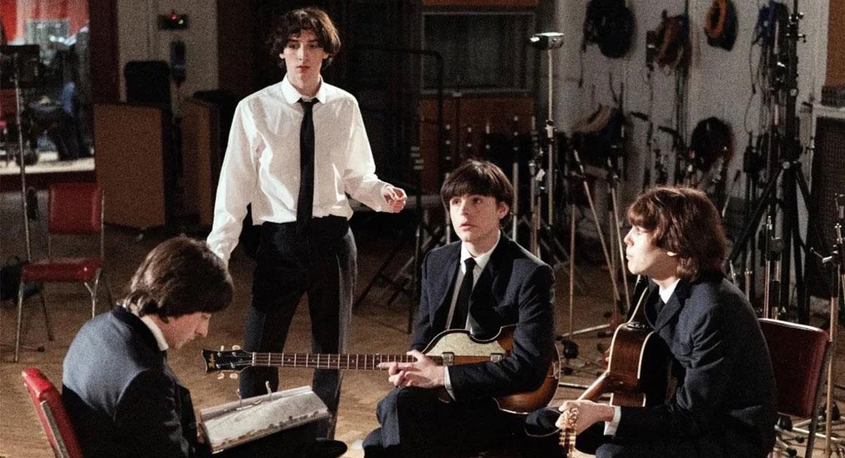 Así luce el elenco de "Midas Man" interpretando a los Beatles. Foto: Twitter @DailyMailCeleb