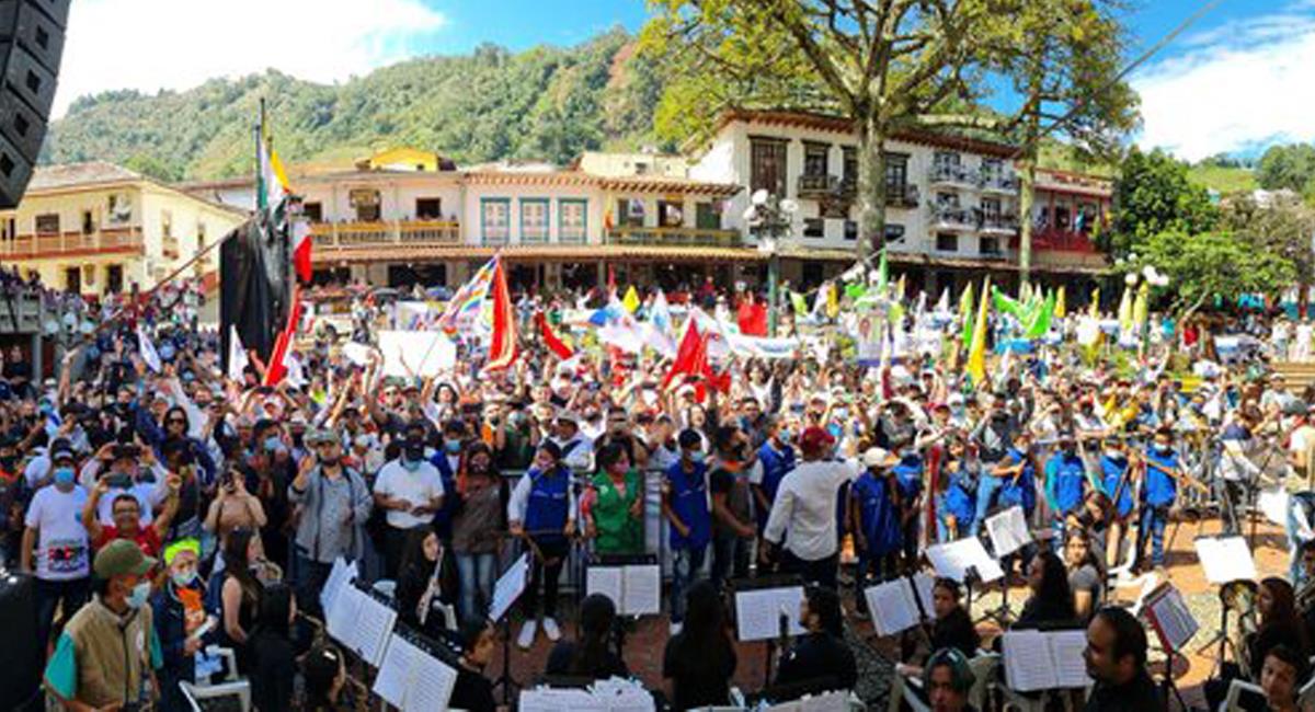 Jericó, Antioquia, fue el escenario para una convocatoria en el que Gustavo Petro presentó el Pacto Histórico. Foto: Twitter @ManuelBeltrn
