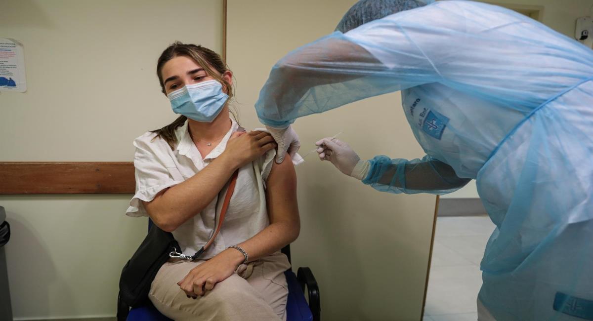 Funcionario públicos vacunados tendrán día libre. Foto: EFE