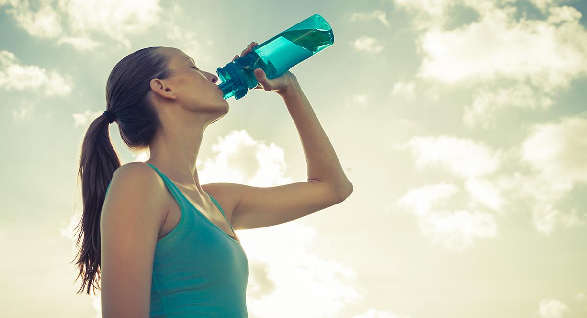 Descubre por qué deberías mantenerte hidratado y con qué líquido hacerlo. Foto: Shutterstock