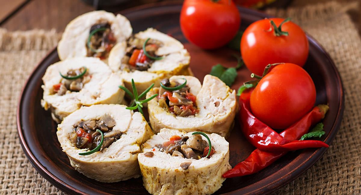 Pollo relleno con champiñones y queso, perfecto para Navidad. Foto: Shutterstock
