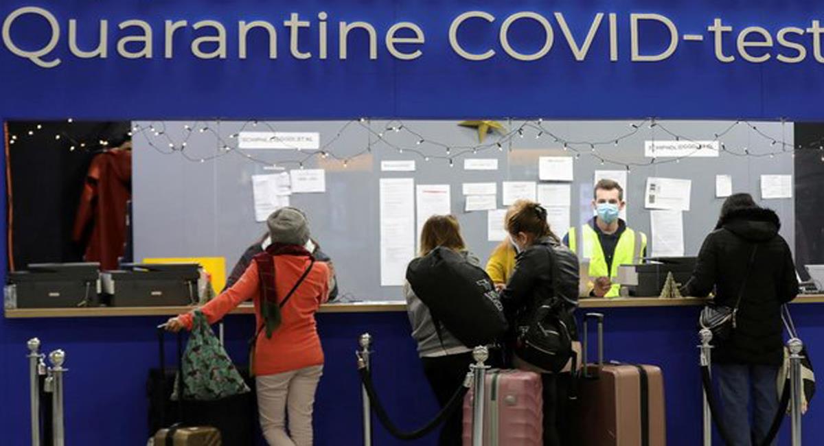 Los aeropuertos del mundo están en alerta ante la variante ómicron que avanza rápidamente. Foto: Twitter @Fruizgomez