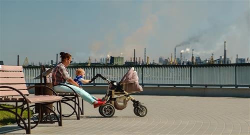 La contaminación atmosférica influye en si un bebé nacerá niño o niña