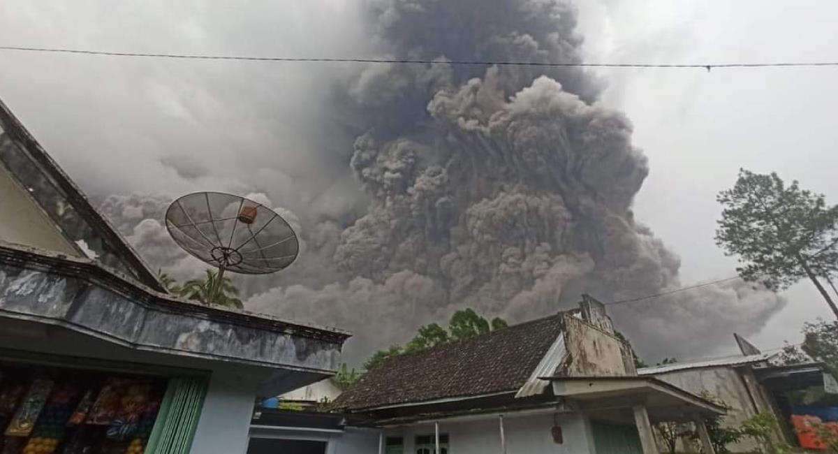 El volcán Semeru de Indonesia hace erupción. Foto: Twitter @sofia_spp04