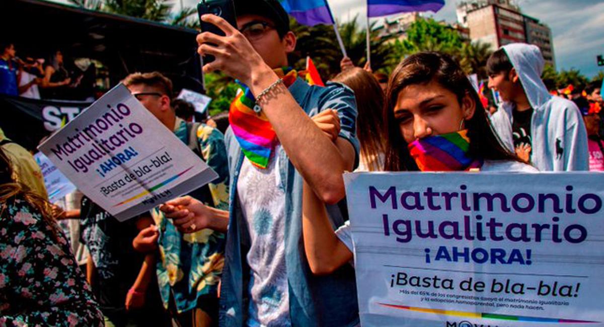 Luego de 4 años de lucha, diferentes activistas en pro del matrimonio igualitario en Chile celebran su oficialización. Foto: Twitter @kmontenegro