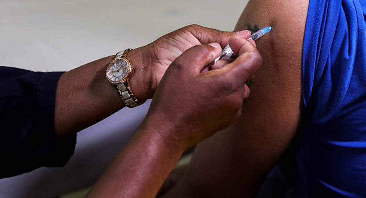 La OMS recomienda flexibilizar los esquemas de vacunación para palear escasez en algunas zonas. Foto: Twitter @rubenanguiano