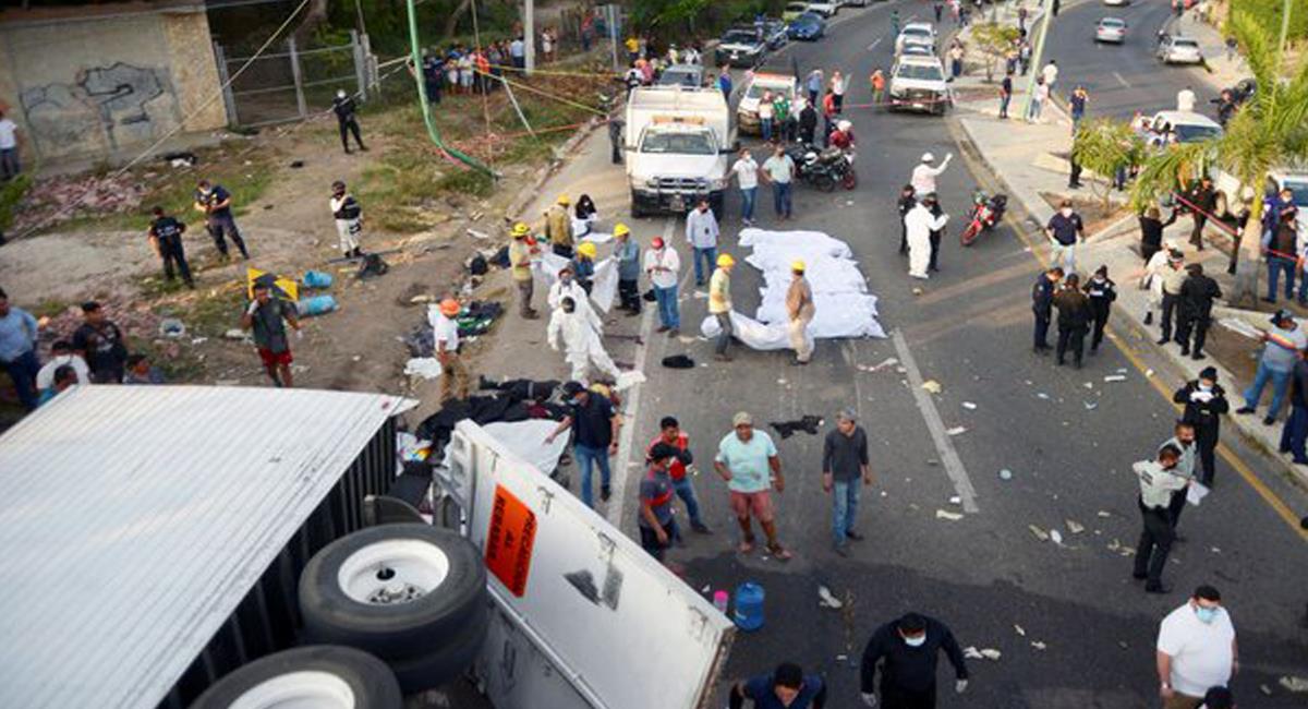 En el camión viajaban hacinadas 107 personas y la mitad de ellos falleció producto del violento impacto. Foto: Twitter @NickMiroff