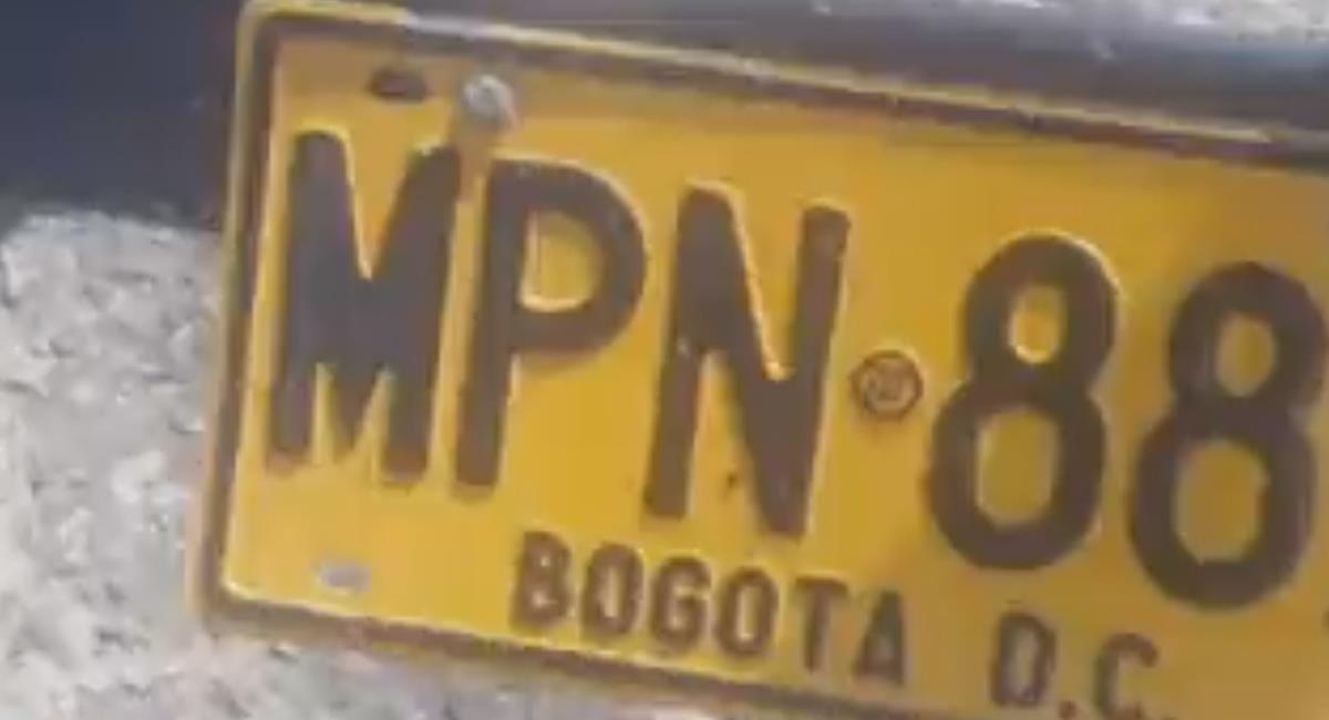 La placa del automotor con el que su conductor arrolló a dos personas fue encontrada en el lugar del accidente. Foto: Captura de video