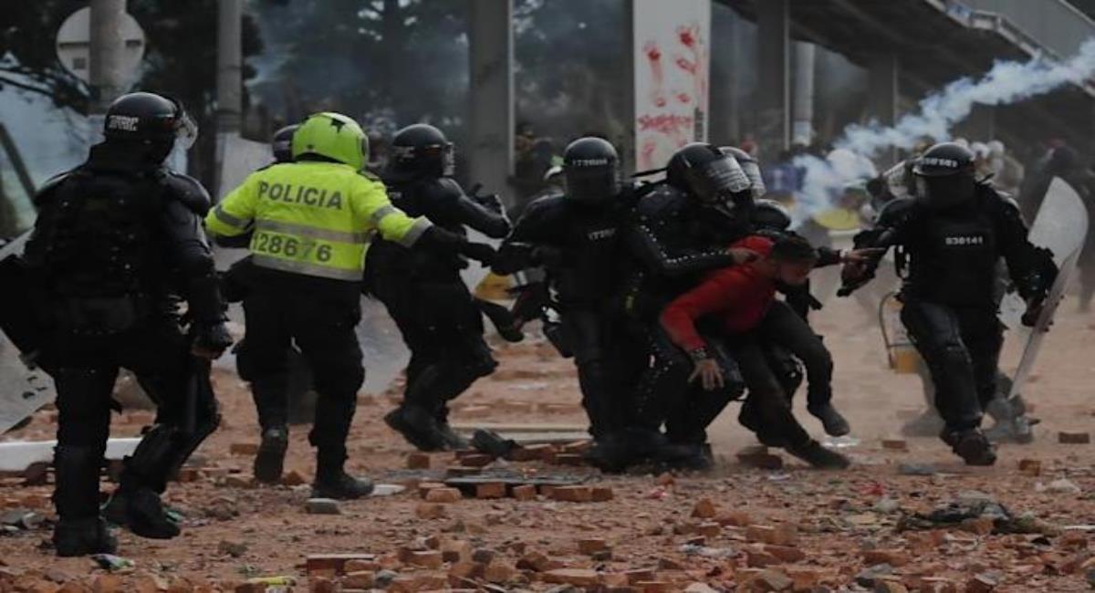 Abuso policial en protestas en Colombia. Foto: EFE