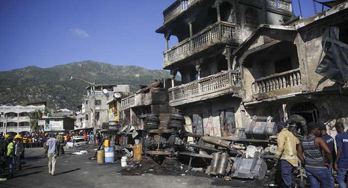 Haití vive una tragedia luego de la explosión de un camión cargado con combustible en las calles de Cap Haitien. Foto: Twitter @SniperoCOD