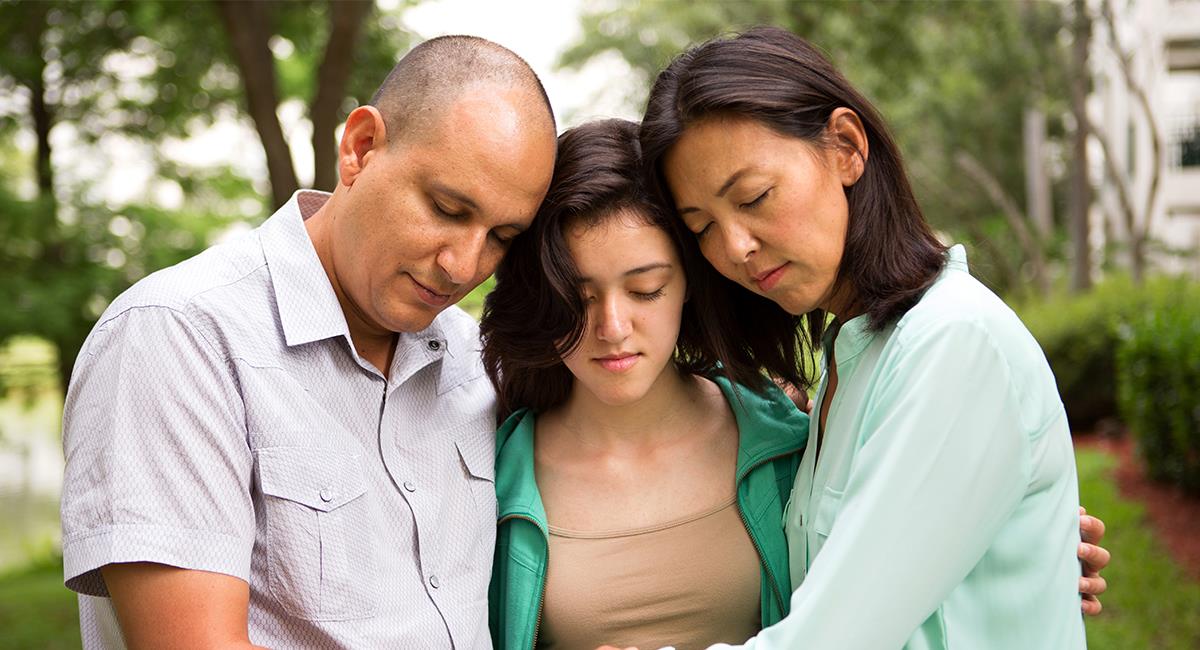 Reza esta oración para alejar la maldad y proteger a tu familia. Foto: Shutterstock