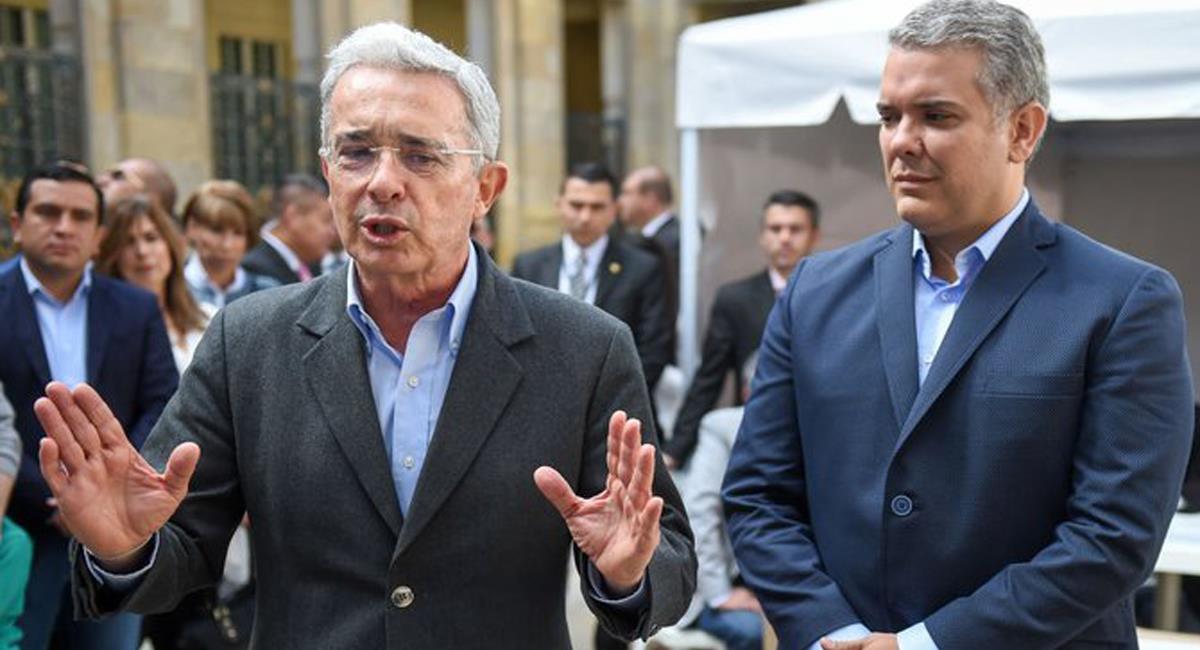 Iván Duque llegó a la presidencia de la República con el apoyo de su mentor, Álvaro Uribe Vélez. Foto: Twitter @jacobin