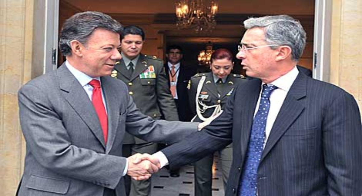 Juan Manuel Santos y Álvaro Uribe. Foto: EFE