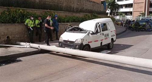Poste de luz en Barranquilla cae sobre un automóvil hiriendo gravemente a su conductor