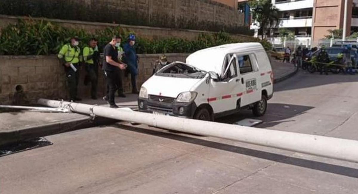 En un insólito hecho un hombre resultó gravemente herido al caer un poste de luz sobre su vehículo. Foto: Twitter @CDNCOL