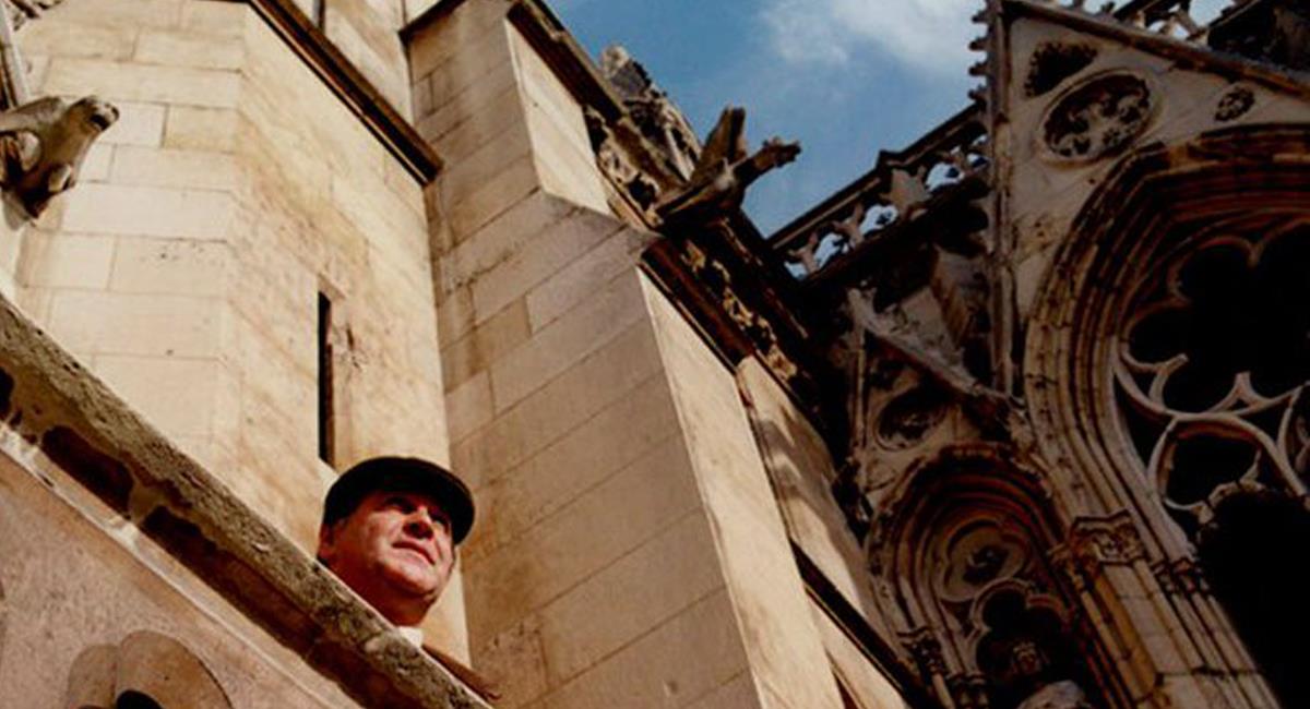 Jairo Tobón fue durante 23 años el sacristán oficial de la Catedral de Notre Dame en Francia. Foto: Twitter @dinersrevista