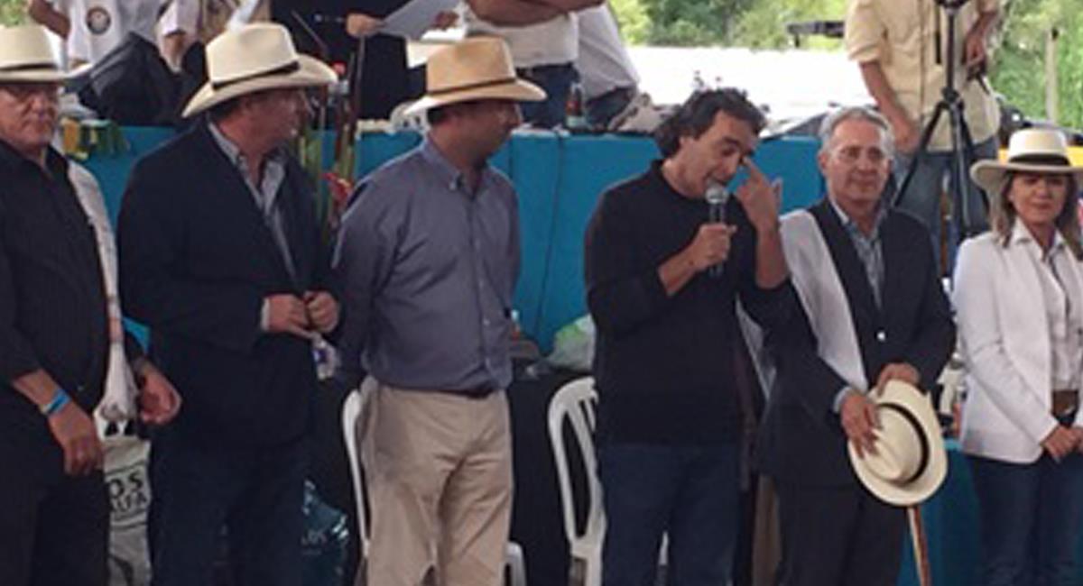 Álvaro Uribe Vélez asegura que Sergio Fajardo recibió su apoyo en la Alcaldía de Medellín. Foto: Twitter @veritas_ya