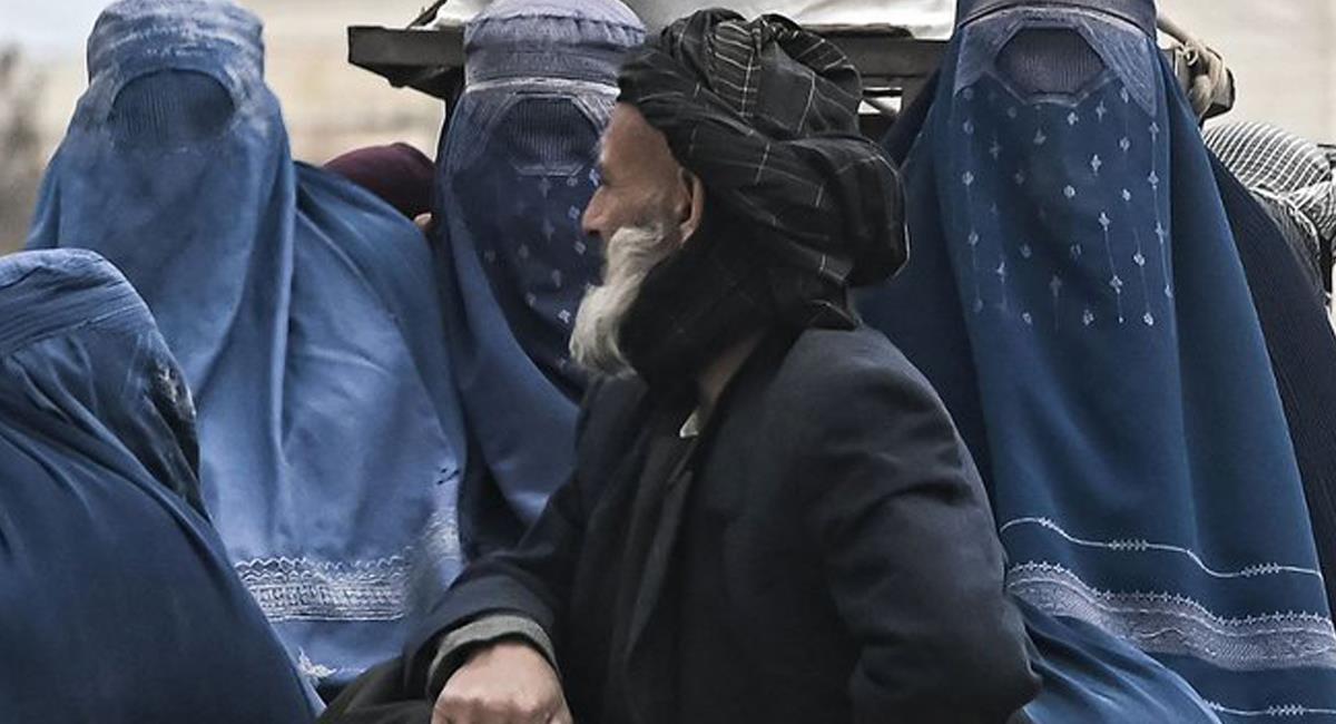 Las mujeres afganas deben permanecer cubiertas por la burka y el hijab todo el tiempo según órdenes talibanes. Foto: Twitter @el_pais