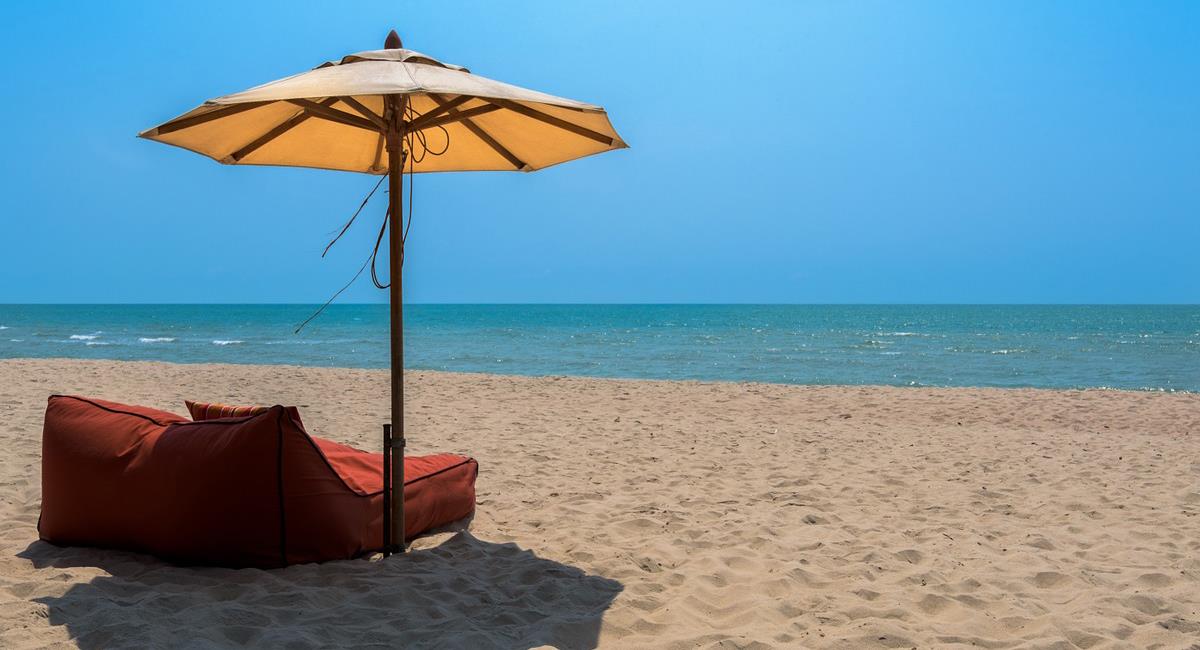 Nadie podría imaginar que una sombrilla en la playa podría arruinar las vacaciones de un bañista. Foto: Pixabay