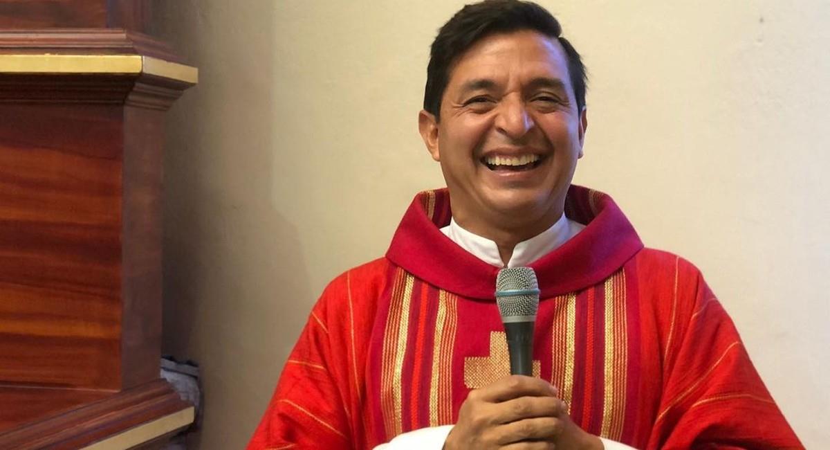 El padre Chucho alentó a los humoristas de 'Sábados felices' con sus palabras. Foto: Instagram