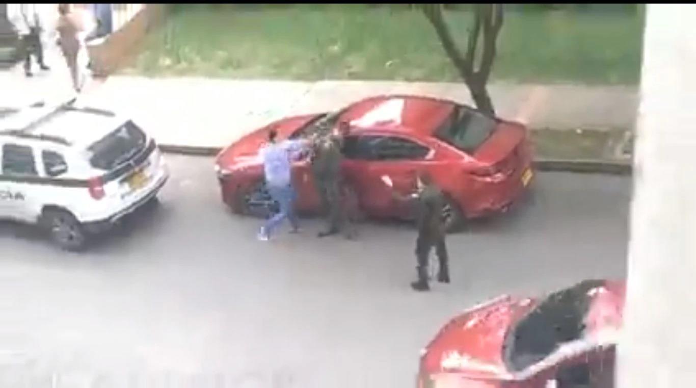 Hombre golpea a policía en Ibagué. Foto: captura de pantalla.