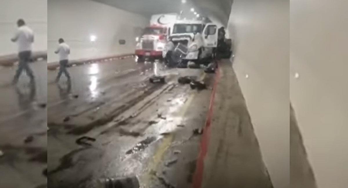 Un choque múltiple en el que hubo personas heridas y fallecidas se registró en el Túnel de los Venados. Foto: Captura de video