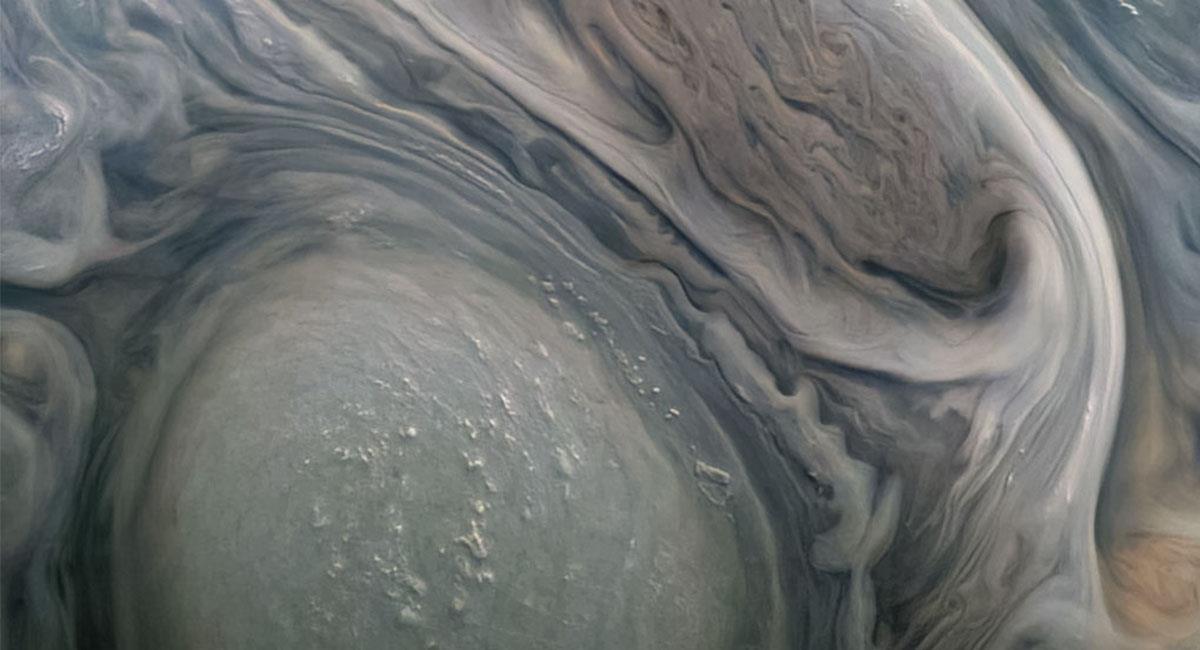 Juno seguirá orbitando Júpiter hasta 2025 y seguirá compartiendo imágenes de lo que ocurre en el planeta. Foto: Twitter @NASA