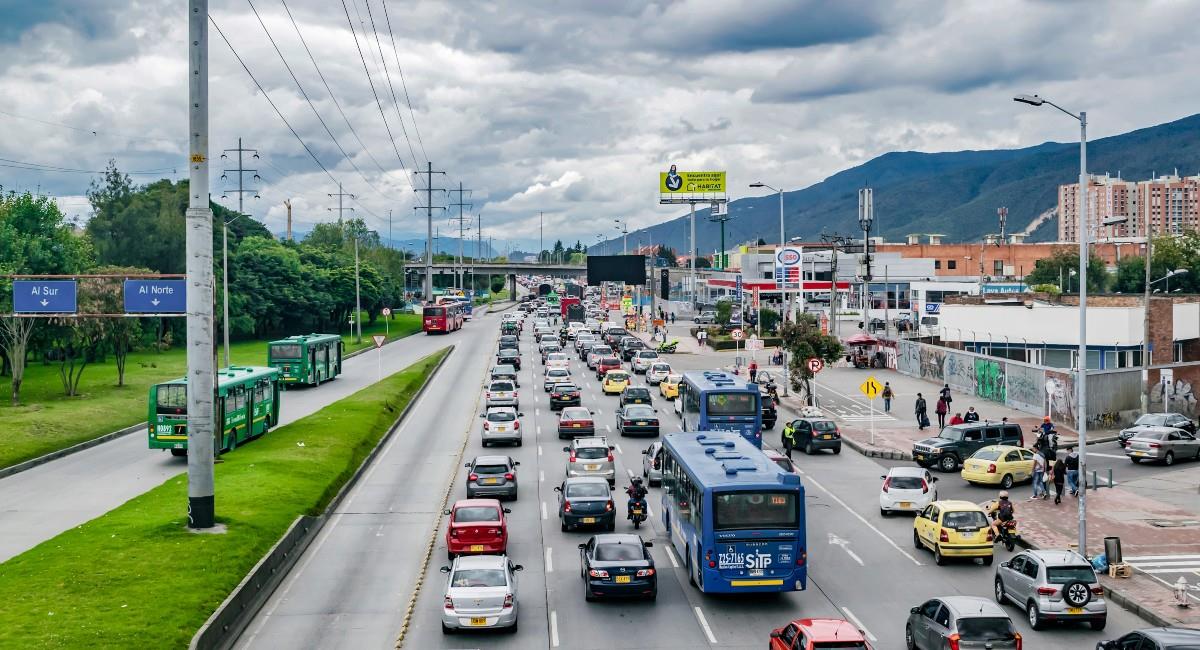 150 pesos y 2 horas son el aumento del transporte público y del tiempo en el pico y placa. Foto: Shutterstock