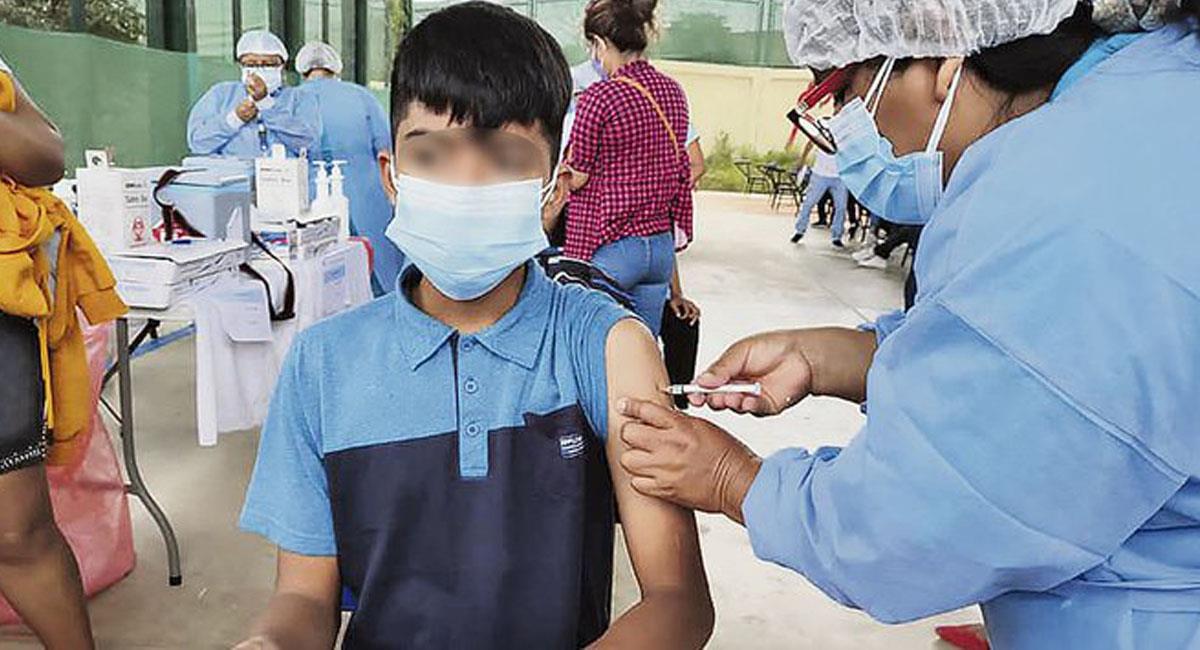 Los menores de edad avanzan en la vacunación contra la COVID-19 mientras las clases presenciales se acercan. Foto: Twitter @larepublica_pe