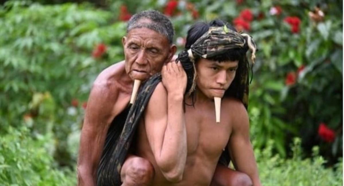 Los zoé son un pequeño pueblo indígena que vive aislado en las profundidades de la Amazonia en Brasil. Foto: Twitter @Jonatha718