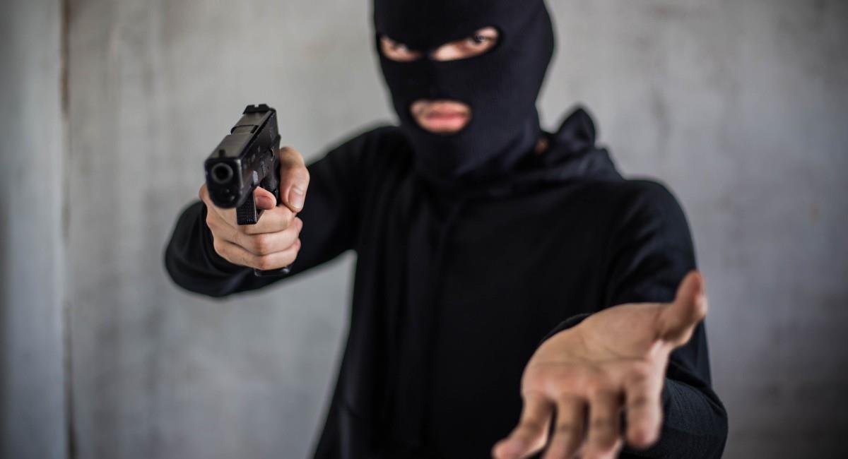 sujetos ingresan aparentemente con armas de fuego e intimidan a los comensales que se encontraban en el lugar. Foto: Shutterstock