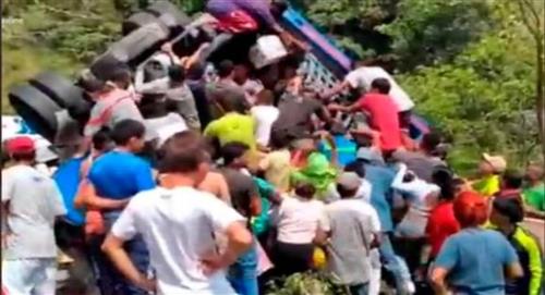 Camión de encomiendas se accidenta en Valdivia y pobladores aprovechan para saquear