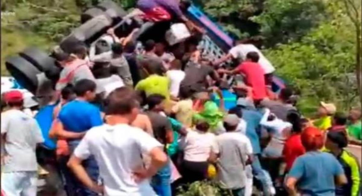 Saquean camión accidentado en Valdivia. Foto: capturada de pantalla