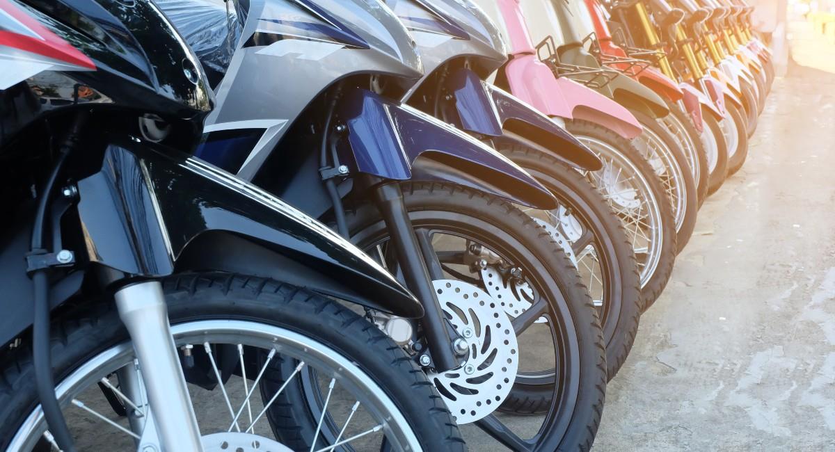 Por ahora la urgente no es activar un pico y placa para motos al haber otras prioridades de movilidad. Foto: Shutterstock