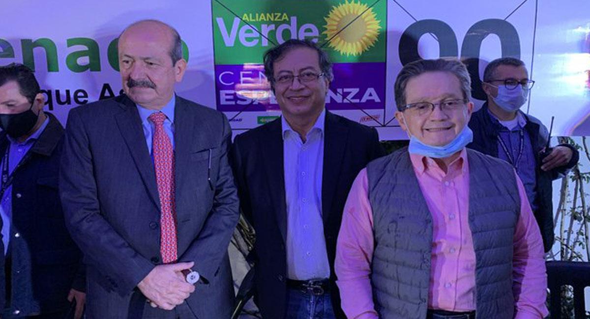 Gustavo Petro y sus nuevos aliados, los senadores Roosvelt Rodríguez y Guillermo García Realpe. Foto: Twitter @DiegoFuerteB