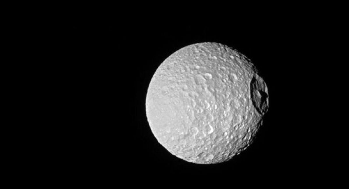'Mimas' es una de las Lunas de Saturno, que fue descubierta por William Herschel en 1.789. Foto: Twitter @MisterioDescono