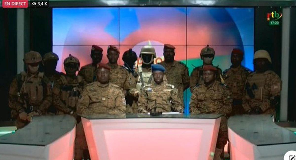 Mediante una transmisión televisiva los militares golpistas anunciaron el fin del gobierno civil en Burkina Faso. Foto: Twitter FedeRores