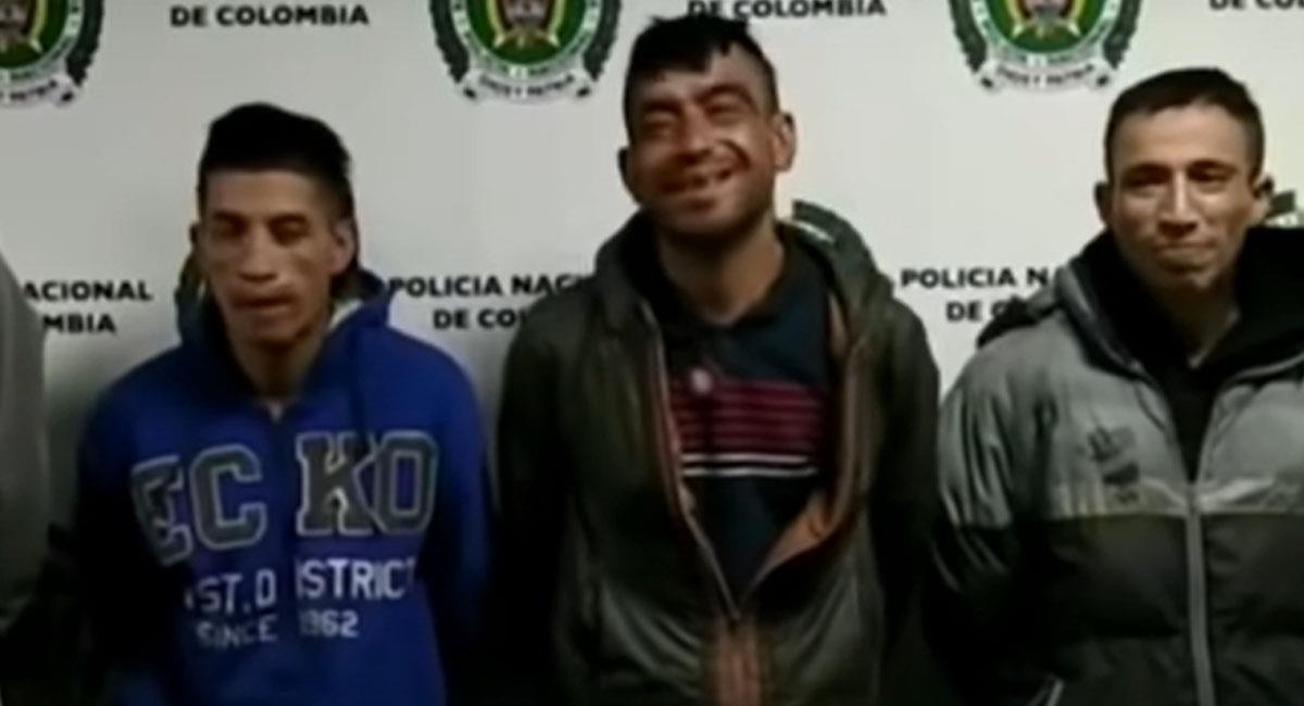 Delincuentes capturados en Bogotá ríen en el momento de su presentación ante la ciudadanía. Foto: Captura de video
