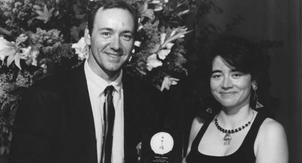 Patricia Cardoso recibió el premio Óscar de manos del actor Kevin Spacey. Foto: Twitter @CineCOLocal