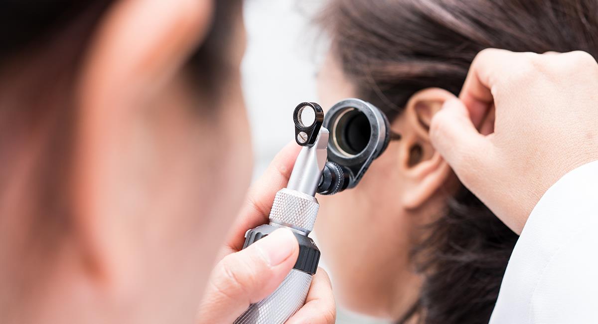 Descubren nuevo síntoma en los oídos asociado con la infección por COVID-19. Foto: Shutterstock