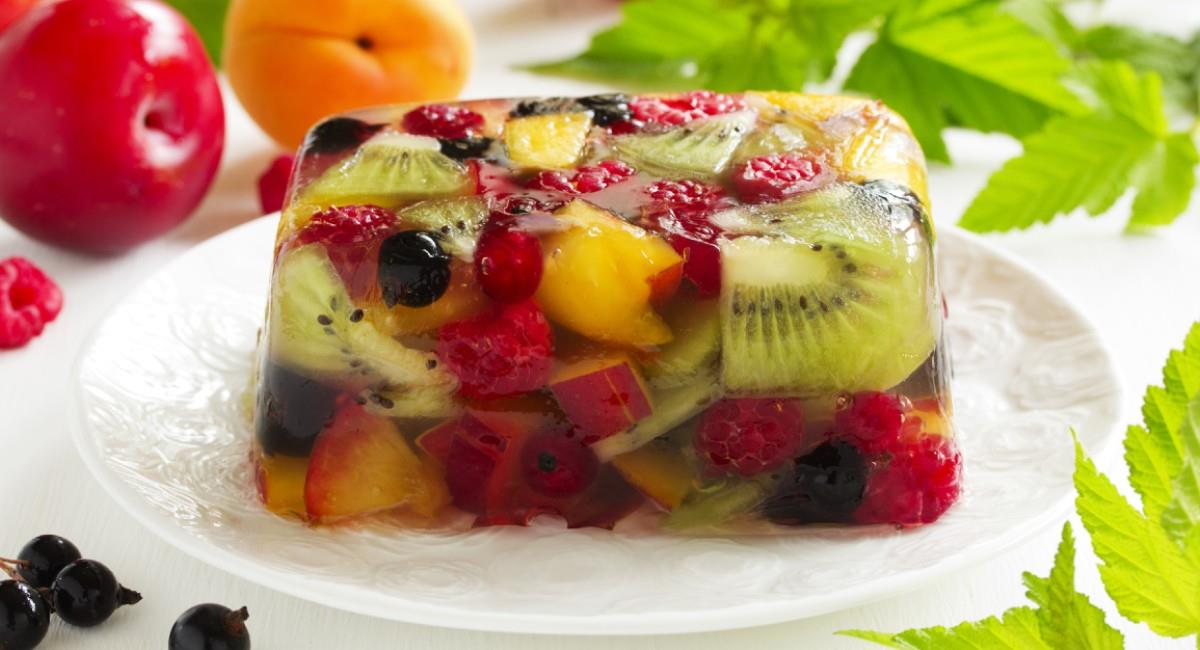 Postre de gelatina con frutas, delicioso y saludable. Foto: Shutterstock
