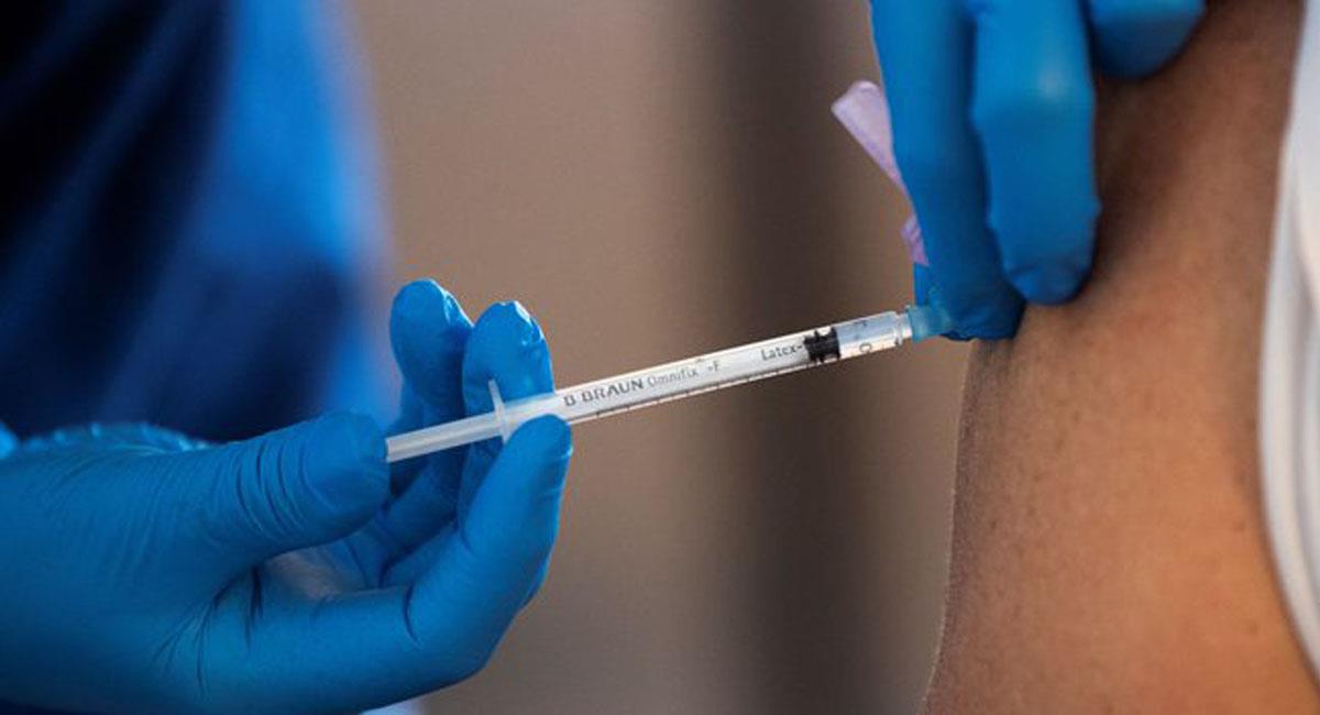 La vacunación en Colombia ha permitido que las muertes por la variante Ómicron no hayan sido muy elevadas. Foto: Twitter @jvcs57
