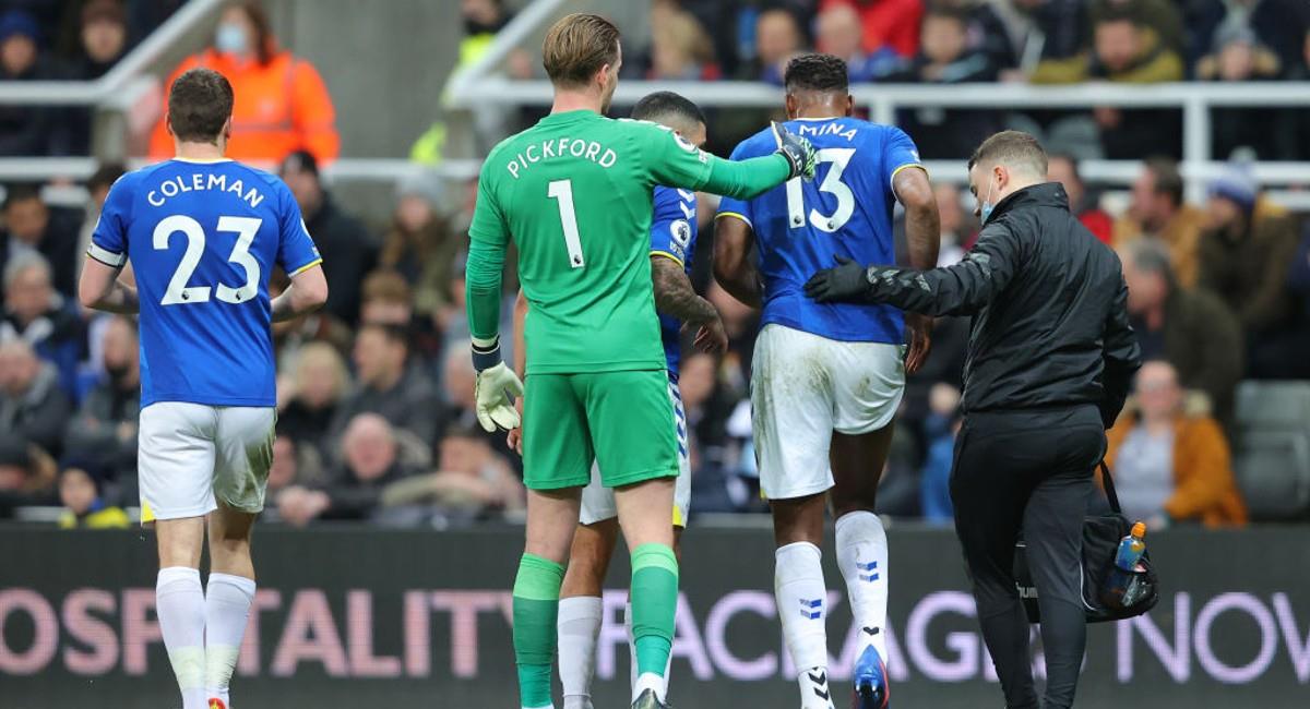 Yerry Mina sufrió molestias musculares este martes con Everton. Foto: Twitter Everton