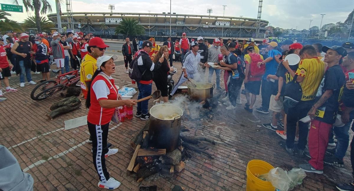 Hinchas de Santa Fe y Pereira compartieron un ajiaco para trabajar por la paz en el fútbol. Foto: Twitter @Theo_Gonzalez